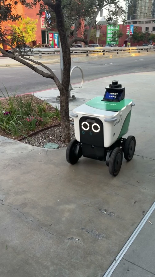 ダウンタウンLAの歩道を走る配達ロボット